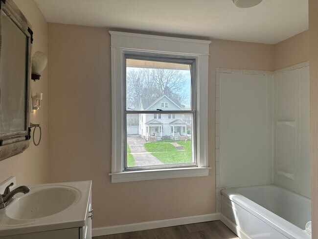Building Photo - SINGLE FAMIKY FOR RENT IN MAPLEWOOD LOCATION !
