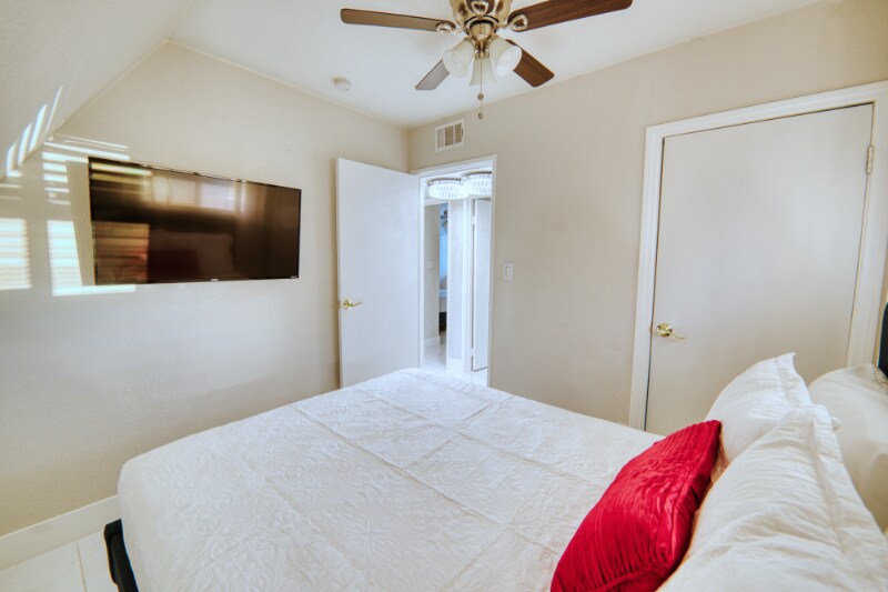 Building Photo - 2659 E Vegas Valley Dr