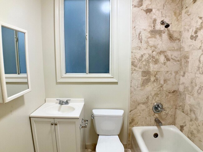 Building Photo - 1BR/1BA. Bay Windows, Laundry On-Site. GAR...