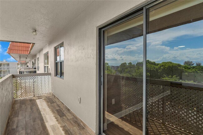 Building Photo - 1121 SW 122nd Ave