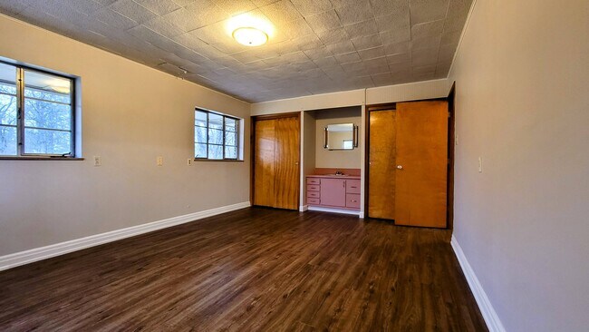 Building Photo - 495 Compton Rd