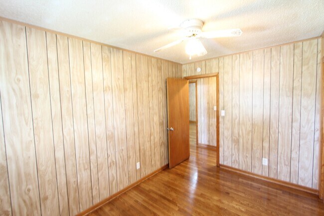 Building Photo - 3 Bedroom 1 Full Bath + Picture Perfect In & Out! You will LOVE IT!!