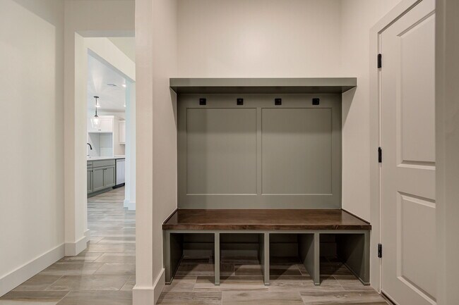 Building Photo - 2116 Josslyn Pl