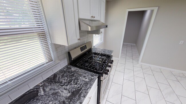 Building Photo - 6010 E 18th St