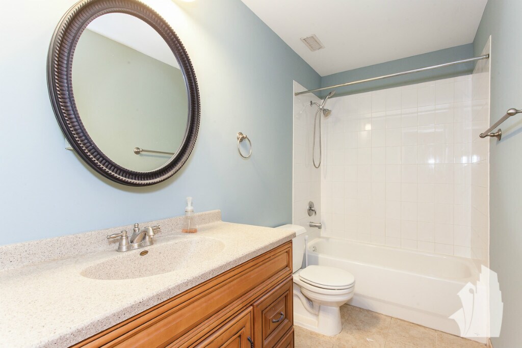 Building Photo - 1500 W Monroe St