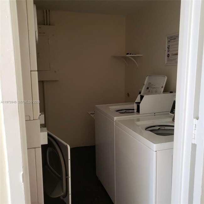 Building Photo - 410 SE 2nd St