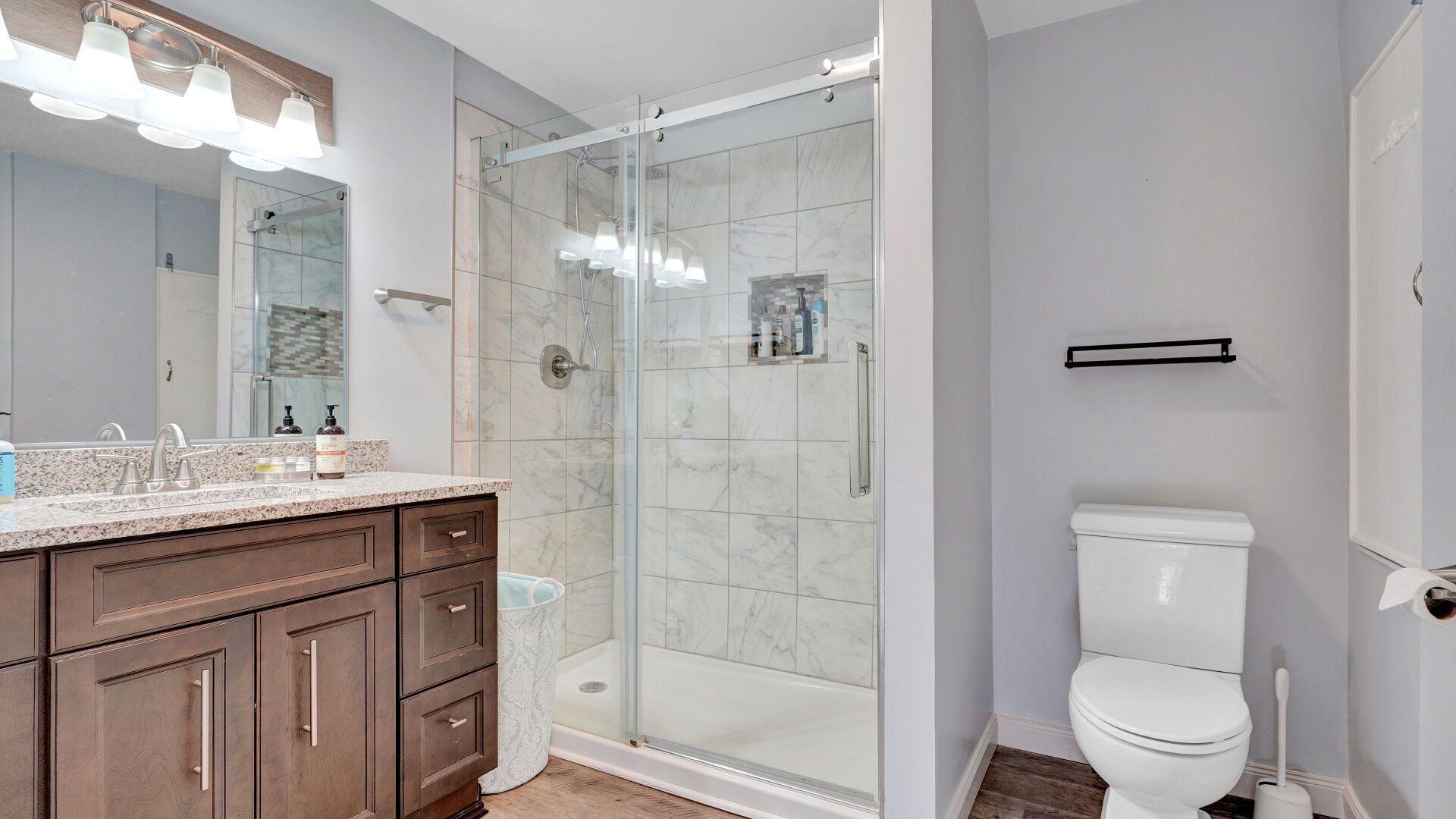 Master bathroom 2nd floor - 15 Averill Ave