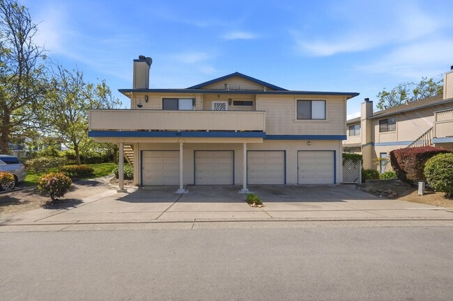 Building Photo - Updated Townhome with Garage!
