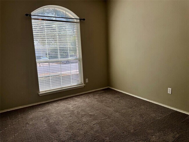 Building Photo - 808 Sunflower Dr
