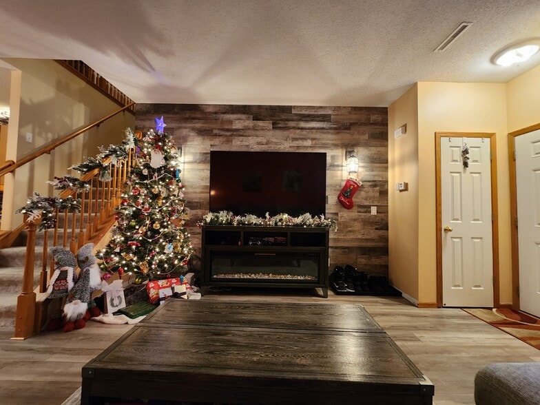 comforting accent wall in living area - 862 Princeton Ave