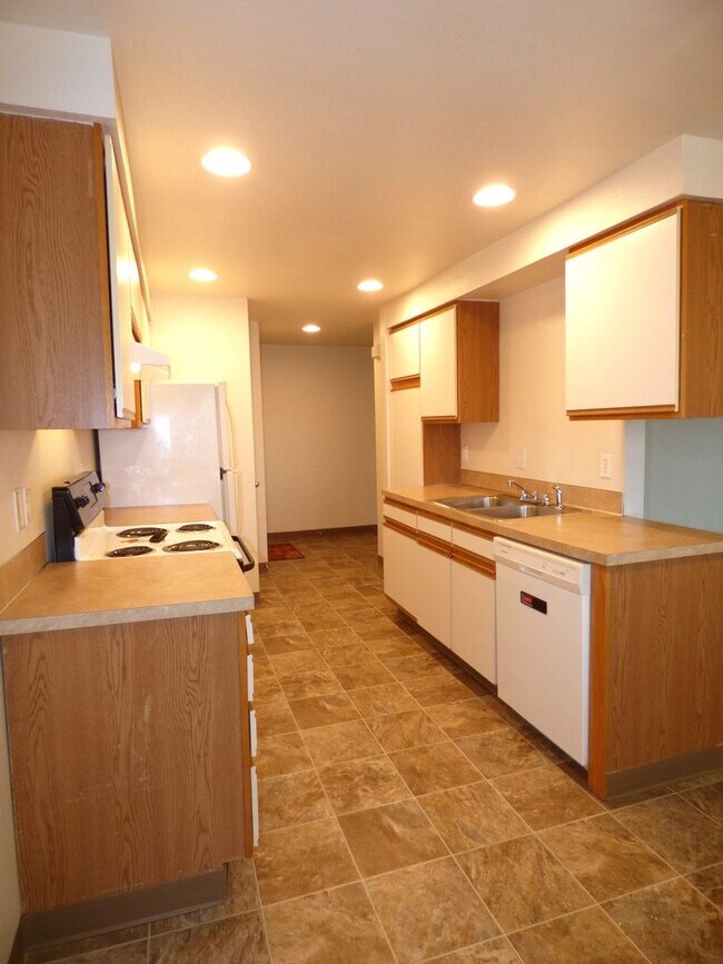 Building Photo - Rent Special: FREE June's Rent - 2 Bedroom 1 Bath Unit NE Salem!