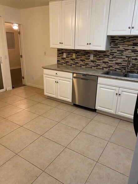 Kitchen - 219 Turf Dr