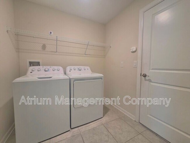 Building Photo - 327 Macarthur St