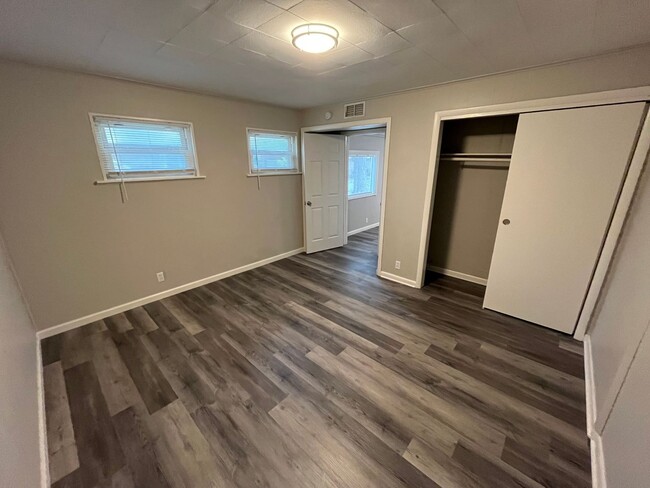 Building Photo - Spacious Three Bedroom One Bath Home Comin...