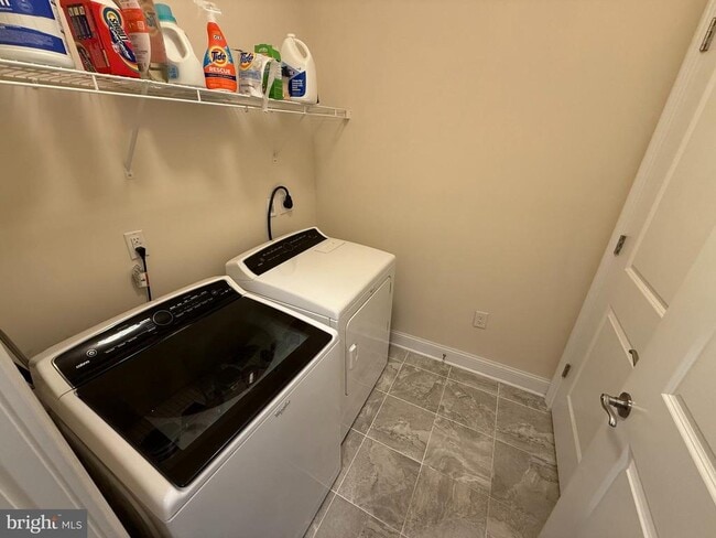 Building Photo - 200 N Sycamore St