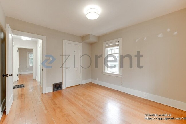 Building Photo - 3332 35th Ave S