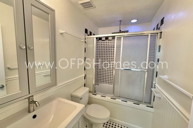 Building Photo - 710 Legion Dr