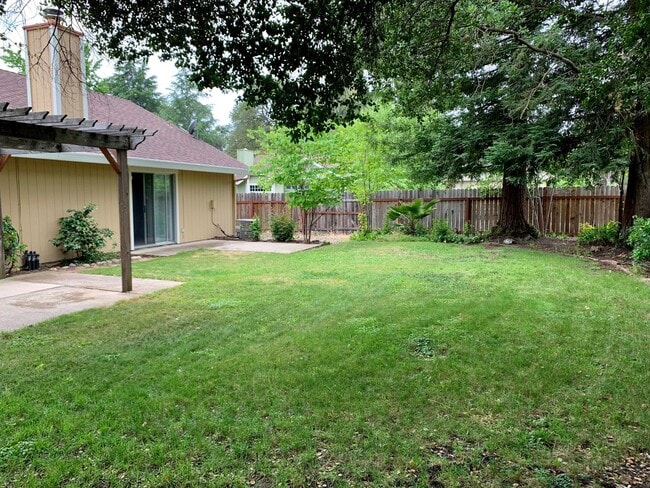 Building Photo - 3 bed 2 bath 2 car garage with mature trees