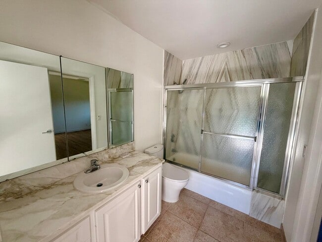 Building Photo - 2015 Notre Dame Dr