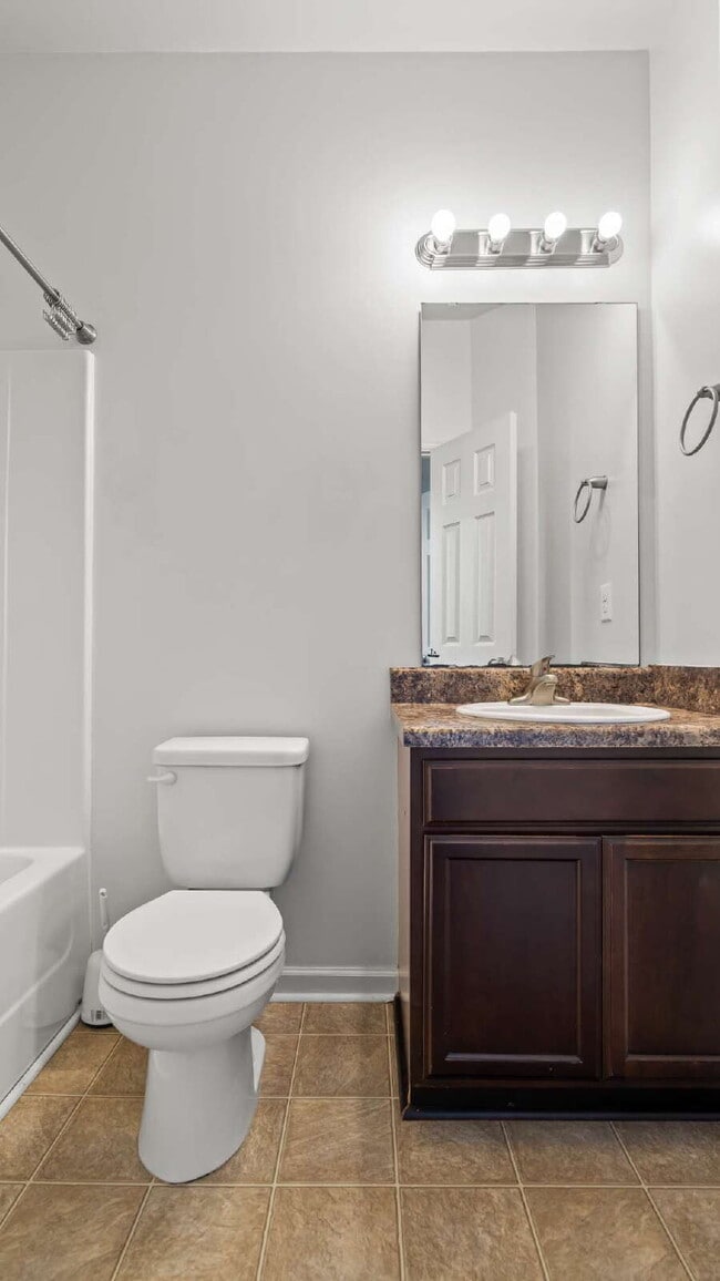 Building Photo - "Charming 2-Bed Townhouse with 2.5 Baths i...