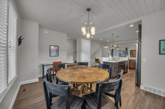 Building Photo - Wasatch Springs Gem