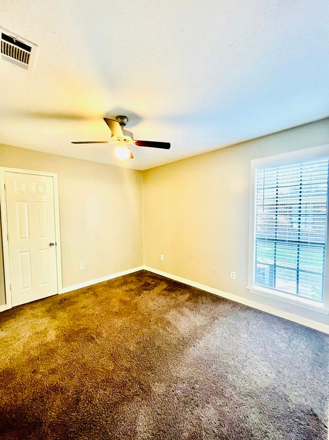 Building Photo - 117 Bent Creek Cir N