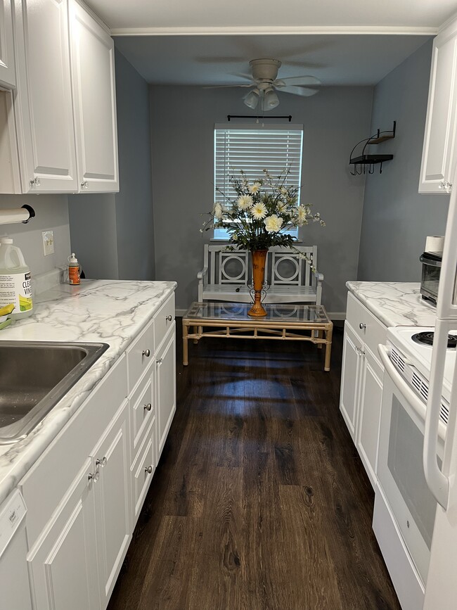 Kitchen - 935 Kirts Blvd