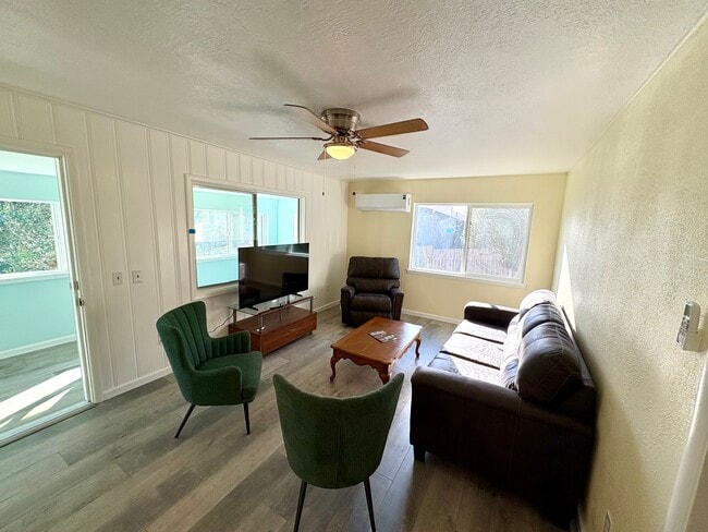 Building Photo - 620 Meadow Ln