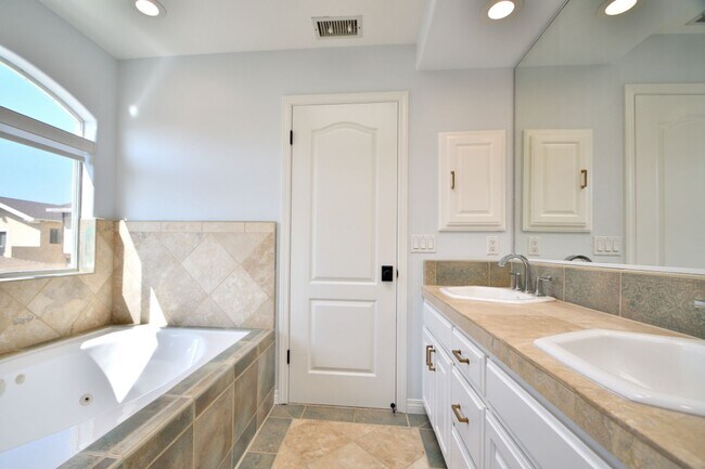 Building Photo - 3 Bed 2.5 Bath Home.