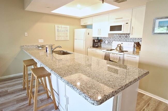 Building Photo - Beachside Bliss: Stunning 2 Bed, 2 Bath Co...