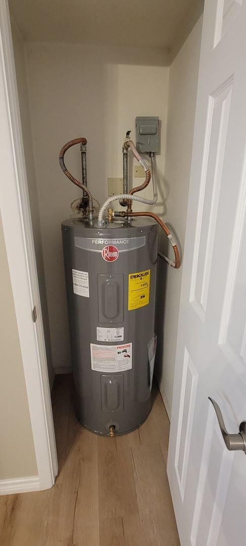 Building Photo - UPDATED COLONIAL PARK CONDO