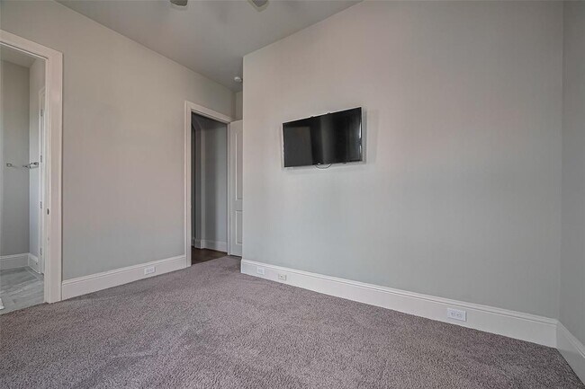 Building Photo - 1806 W 25th St