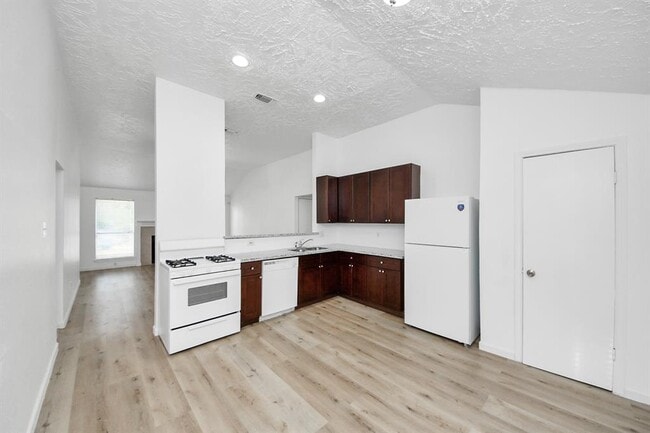 Building Photo - 20214 Apache Gardens Ln