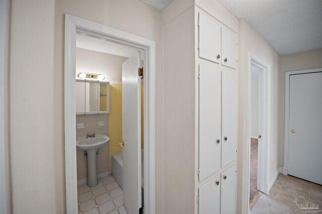 Building Photo - 5719 Ventura Ln