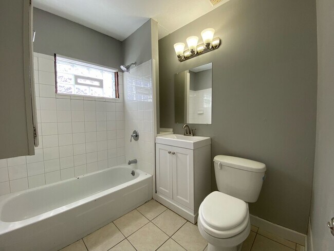 Building Photo - Amazing 4 Bedroom 1 Bathroom Townhome in M...