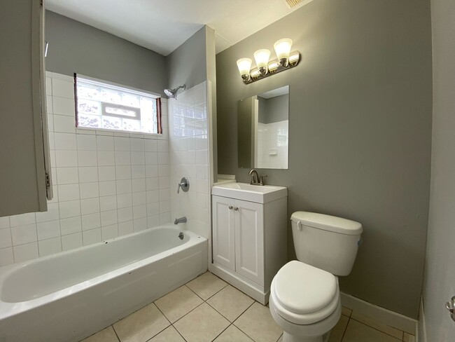 Building Photo - Amazing 4 Bedroom 1.5 Bathroom Townhome in...