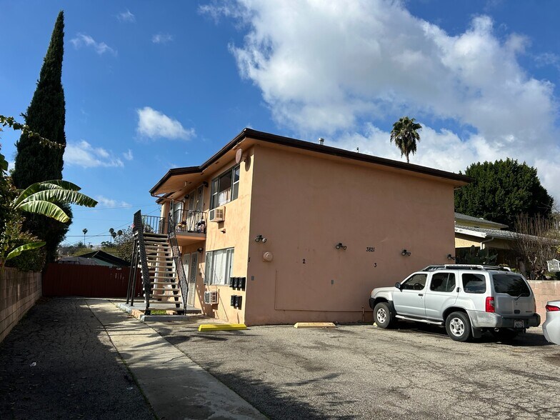 Unit #1 is a lower level apartment with onsite tandem parking in front of building for 2 cars - 3821 Rosemead Ave