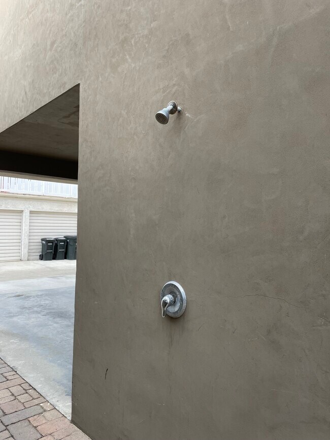 Building Photo - 1108 W Balboa Blvd