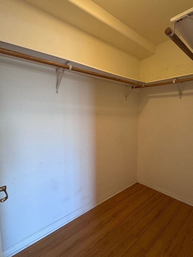 Building Photo - 3 Bedroom 2 Bath Penthouse condo in Van Nuys