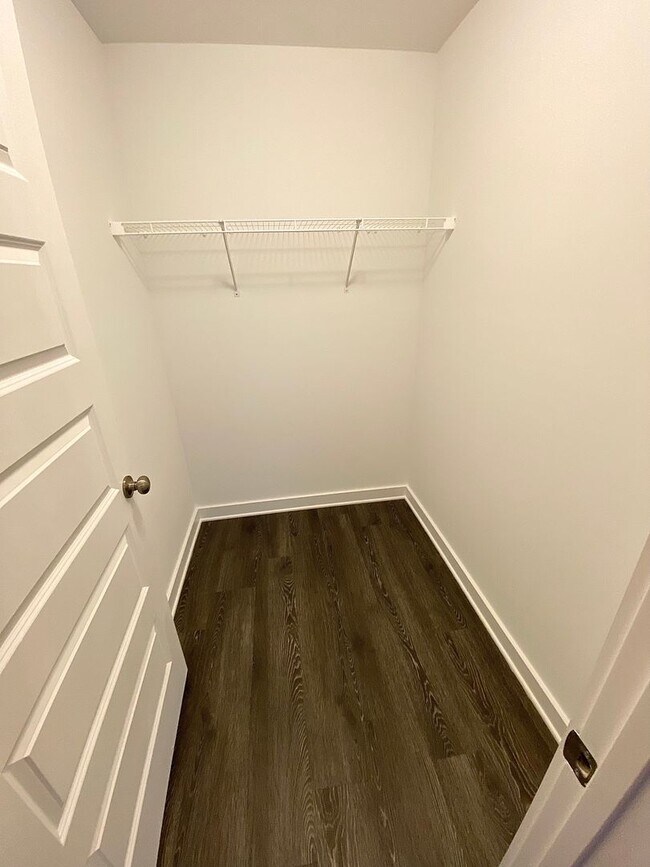 Building Photo - Home in Brookwood... Available to View Now!!!