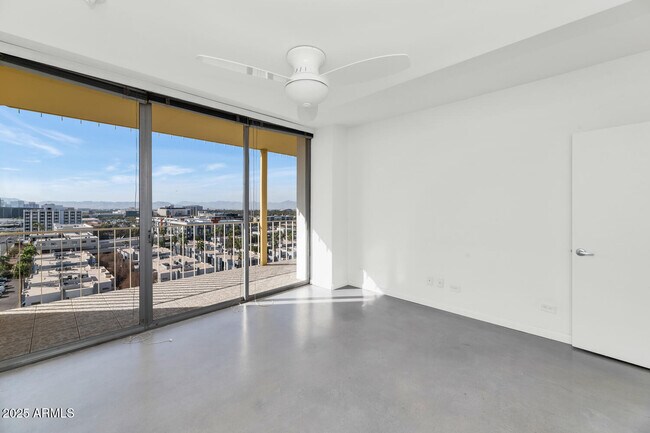 Building Photo - 207 W Clarendon Ave