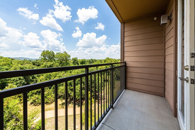 Building Photo - Amazing 1/1 Condo in Barton Springs. Beaut...