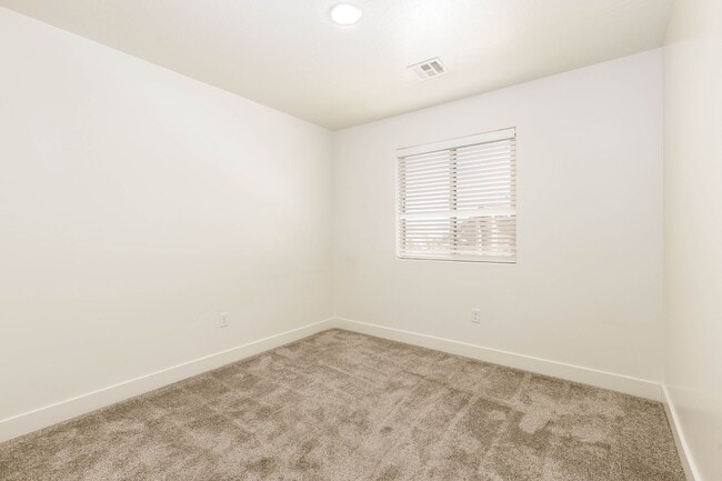 Building Photo - 4 bed | 2 1/2 bath | 2 car garage in Deser...