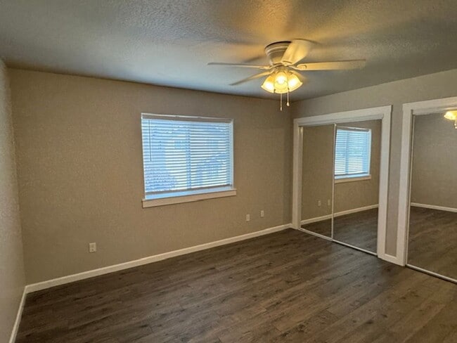 Building Photo - LIKE - NEW 3- BEDROOM TOWNHOME W/ GARAGE, FENCED YARD & PRIVATE 3RD BEDROOM OFF GARAGE