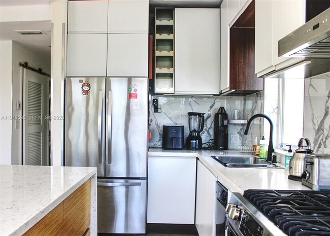 Building Photo - 4710 Pine Tree Dr