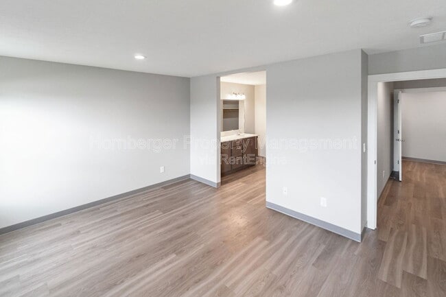 Building Photo - 1305 N Coach Dr