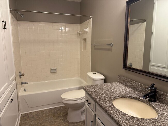 Building Photo - 2092 Woodlawn Dr SW