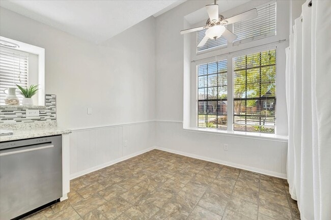 Building Photo - 15131 Cranbourne Dr