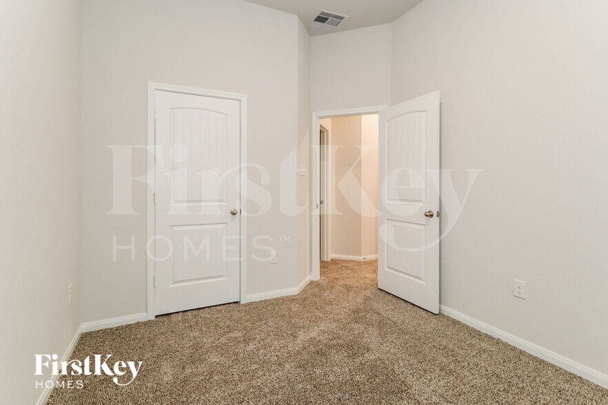 Building Photo - 14755 Country Club Dr