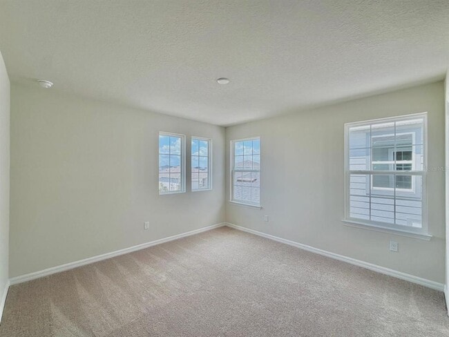 Building Photo - 6985 Oak Commons Way